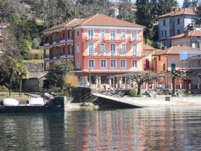 Albergo Riva Reno Di Leggiuno ภายนอก รูปภาพ