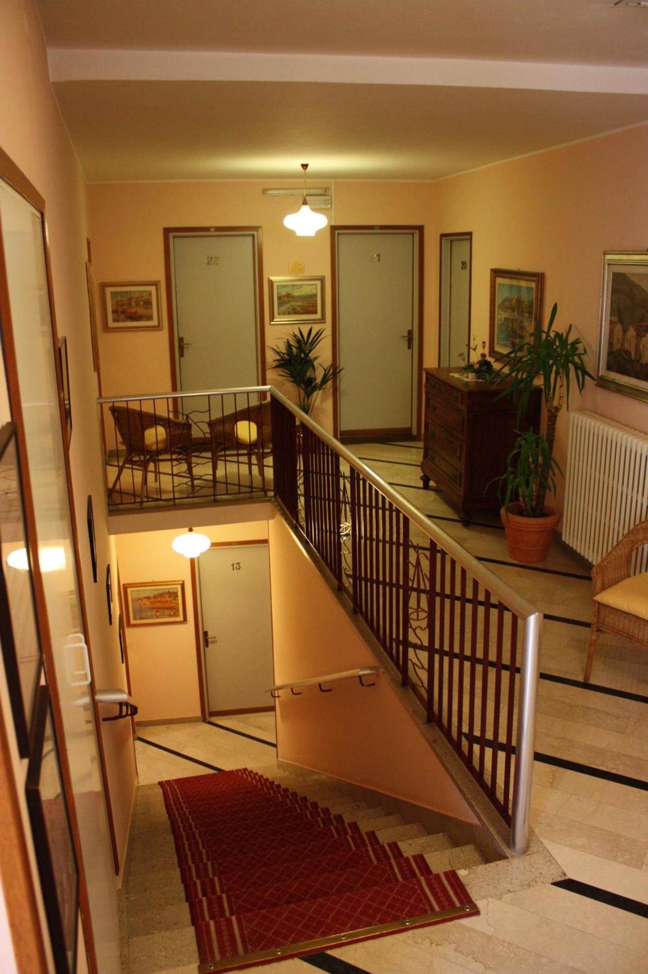 Albergo Riva Reno Di Leggiuno ภายนอก รูปภาพ