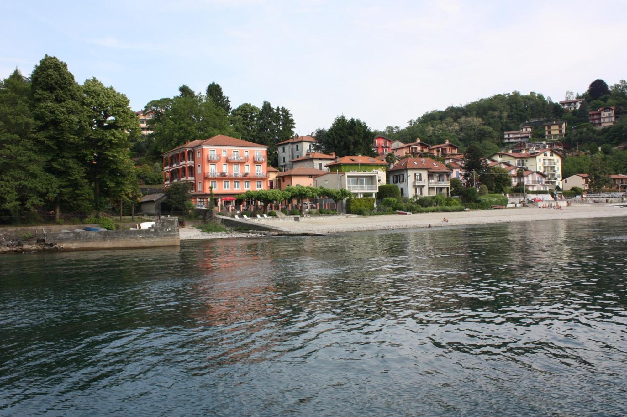 Albergo Riva Reno Di Leggiuno ภายนอก รูปภาพ