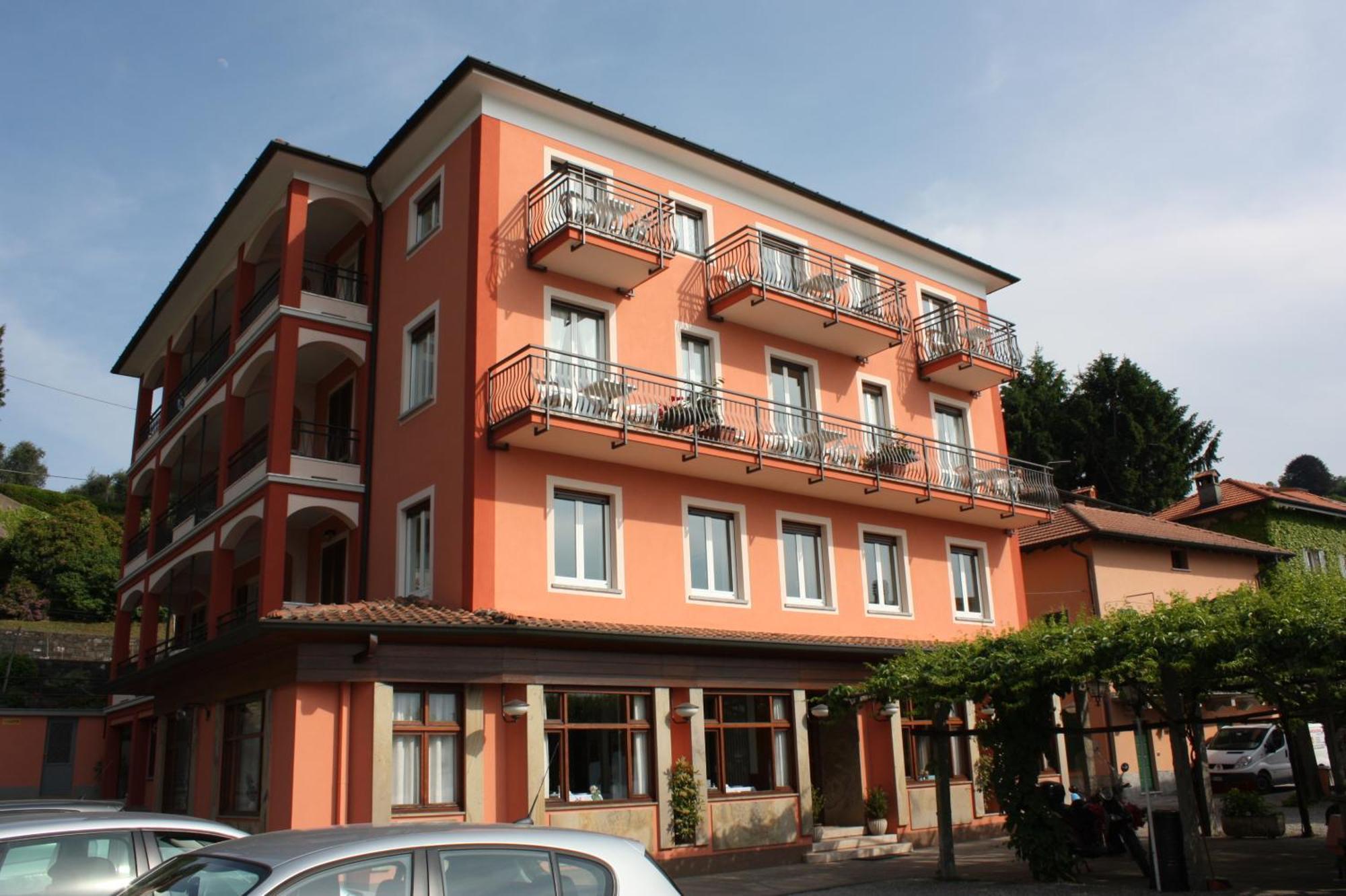 Albergo Riva Reno Di Leggiuno ภายนอก รูปภาพ