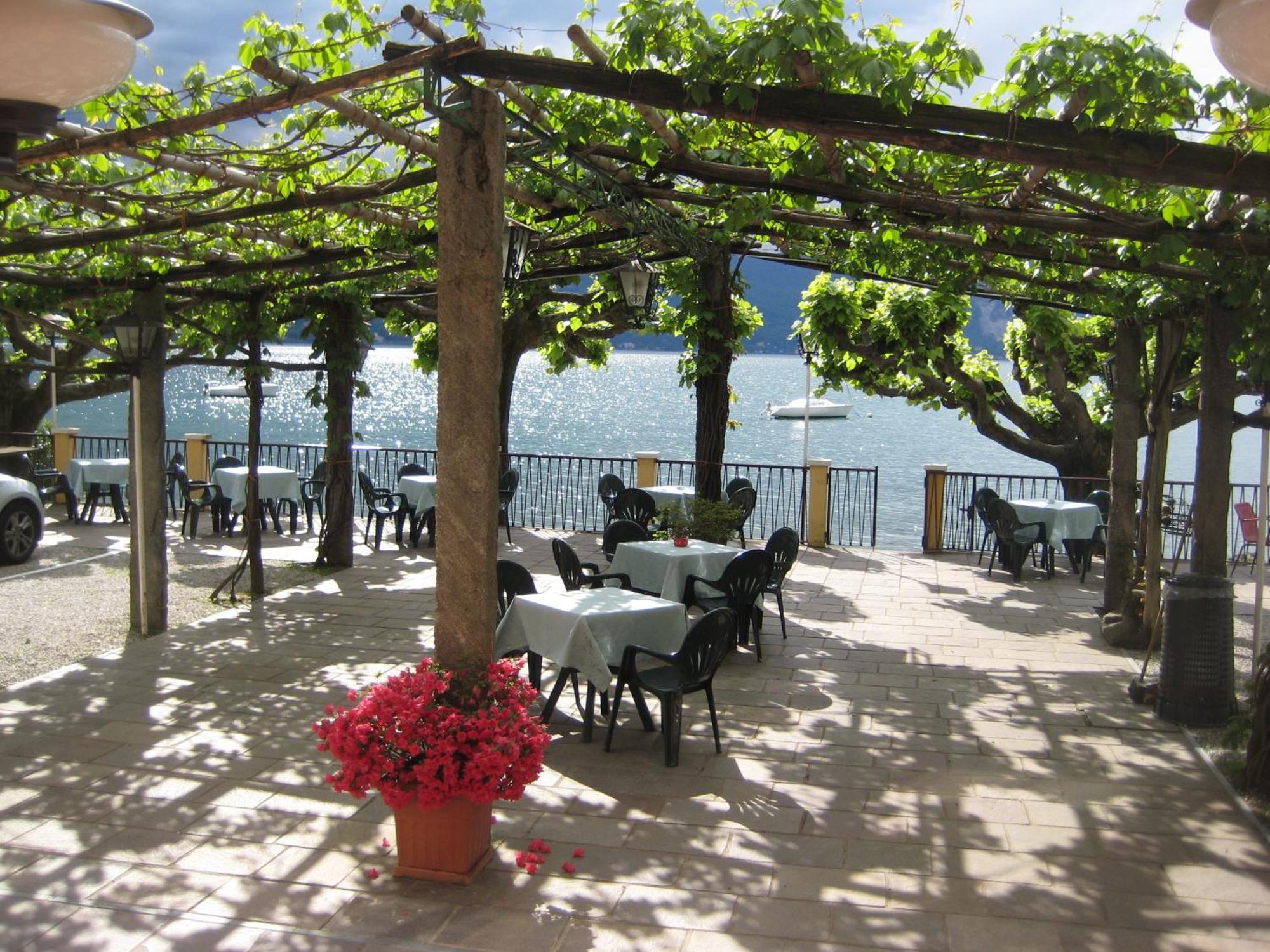Albergo Riva Reno Di Leggiuno ภายนอก รูปภาพ