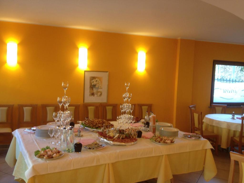 Albergo Riva Reno Di Leggiuno ภายนอก รูปภาพ