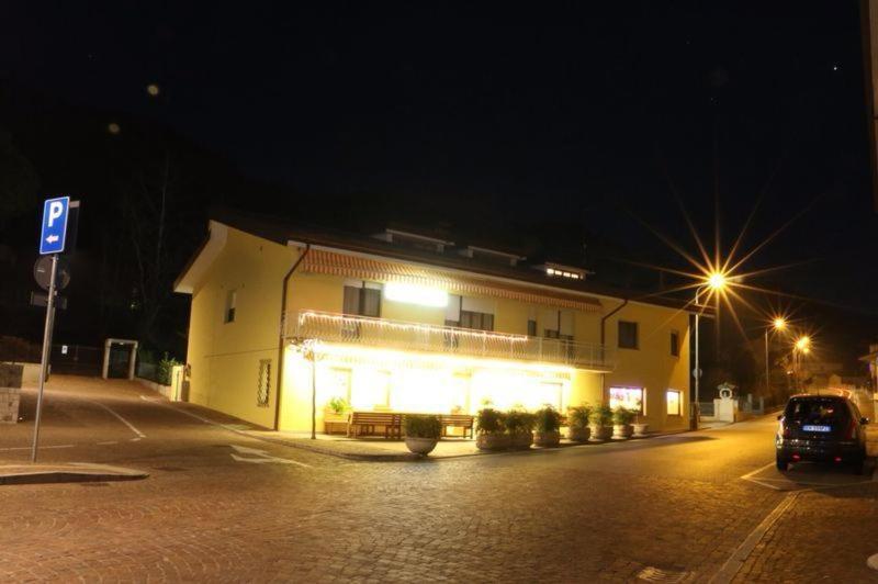 Albergo Riva Reno Di Leggiuno ภายนอก รูปภาพ