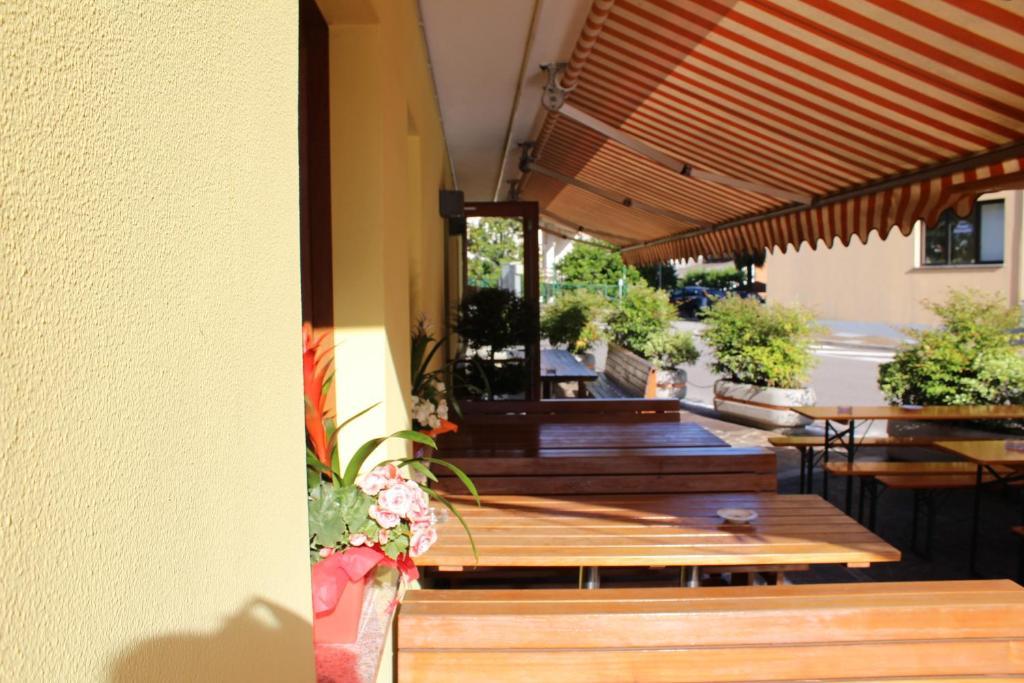 Albergo Riva Reno Di Leggiuno ภายนอก รูปภาพ