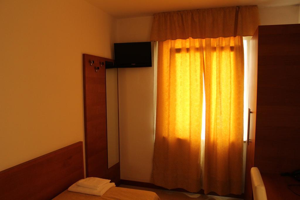Albergo Riva Reno Di Leggiuno ห้อง รูปภาพ