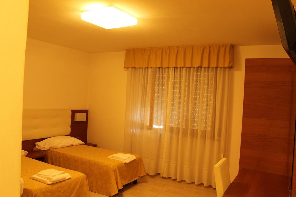 Albergo Riva Reno Di Leggiuno ภายนอก รูปภาพ