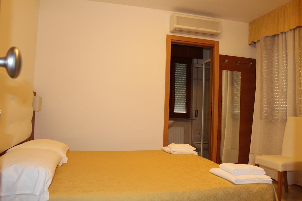 Albergo Riva Reno Di Leggiuno ภายนอก รูปภาพ