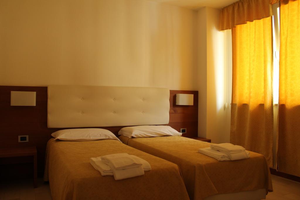 Albergo Riva Reno Di Leggiuno ภายนอก รูปภาพ