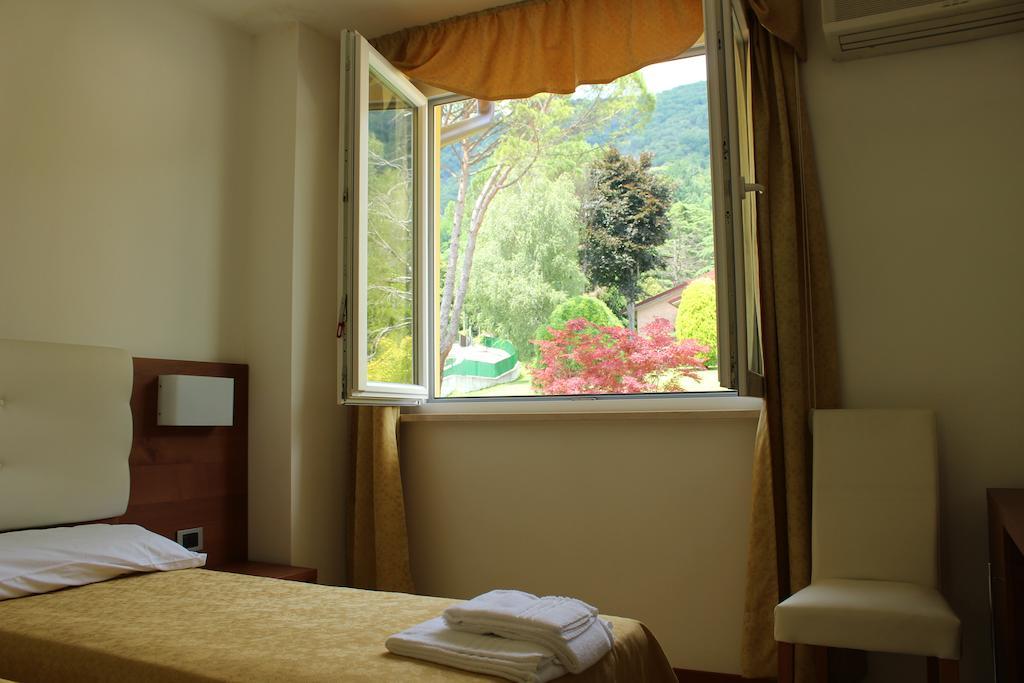 Albergo Riva Reno Di Leggiuno ภายนอก รูปภาพ